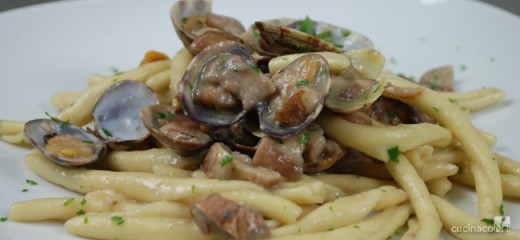 pasta-con-funghi-e-vongole-hom-e-finale-1