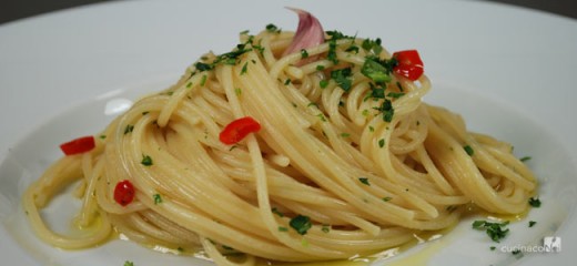spaghetti-aglio-olio-e-peperoncino-hom-e-finale