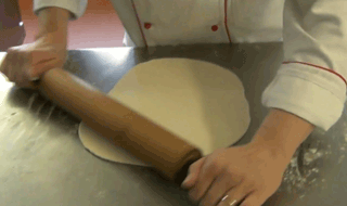 Stendere la piadina romagnola